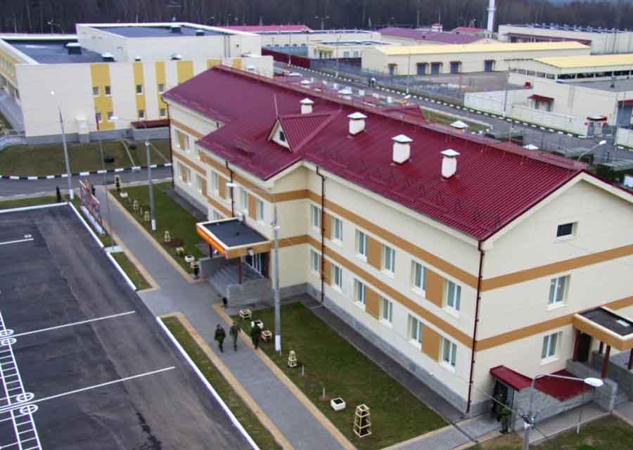 административное здание на территории воинской части